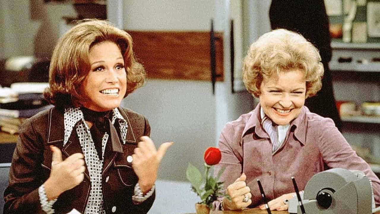 11 American Sitcoms That Will Always Stand The Test Of Time Mary Tyler Moore and Betty White laughing in the Mary Tyler Moore Show