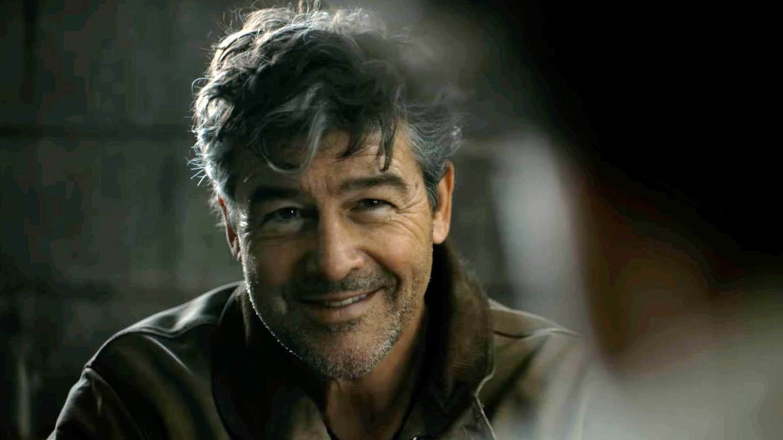 Kyle Chandler grinning in Lanterns