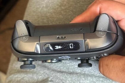 Xbox Elite 3 prototype leaks with a tiny screen built into the pad