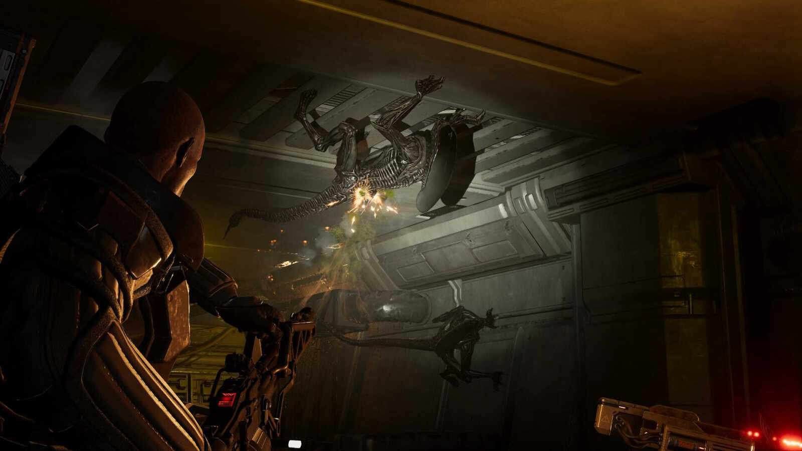 Shooting at a xenomorph climbing on the ceiling in Aliens: Fireteam Elite 2