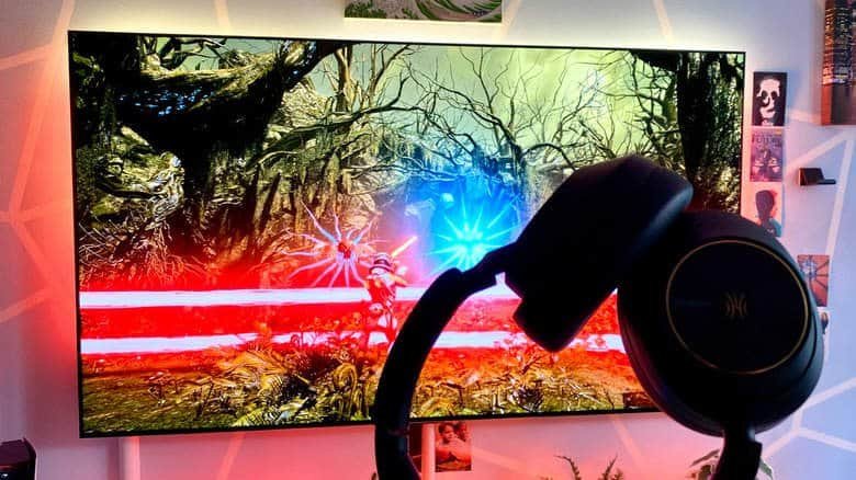 Using headphones while playing Returnal on PC