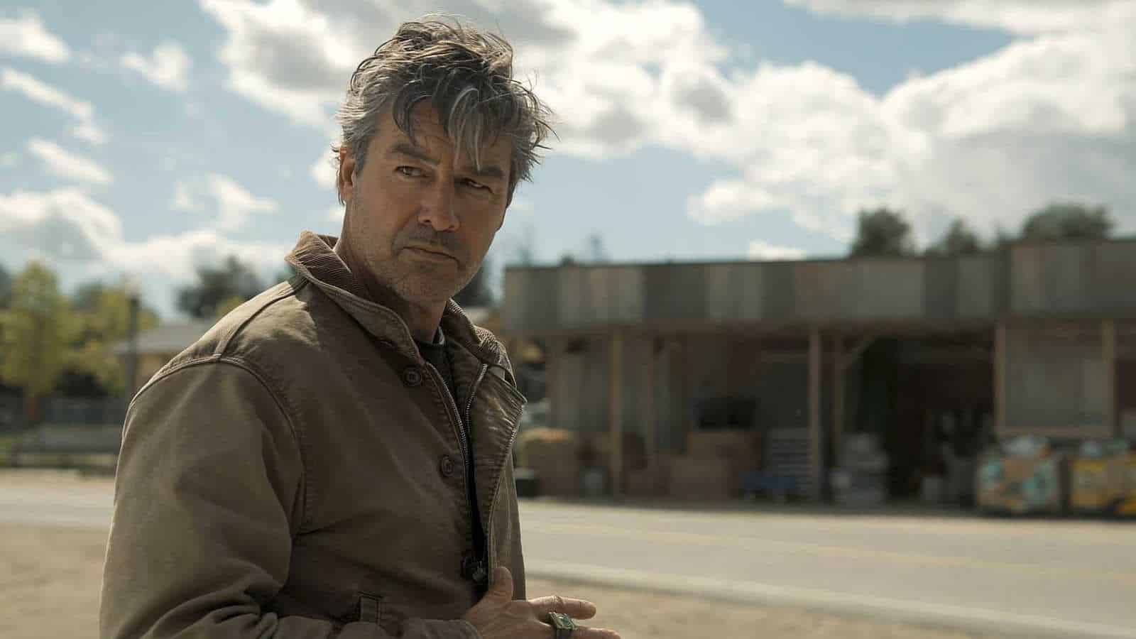 Hal Jordan (Kyle Chandler) shows off his power ring in Lanterns